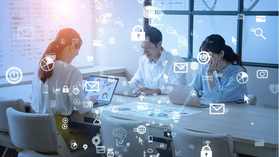 Equipo de trabajo colaborando con herramientas tecnológicas